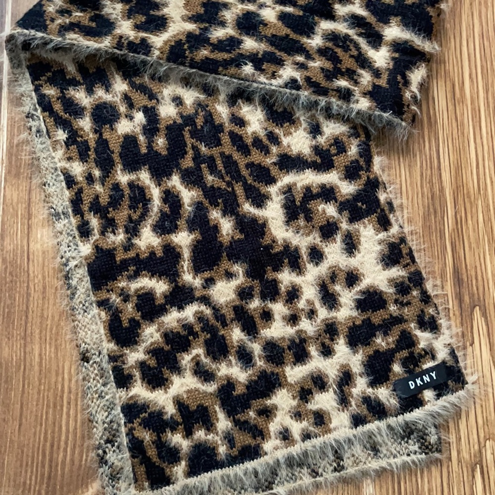 Brand new never worn cheetah scarf